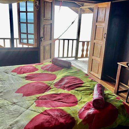 Beachfront Hut Upstairs Astra - Beach Shack Chalet Kampong Juara Ngoại thất bức ảnh