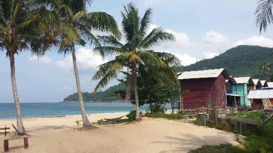 Beachfront Hut Upstairs Astra - Beach Shack Chalet Kampong Juara Ngoại thất bức ảnh