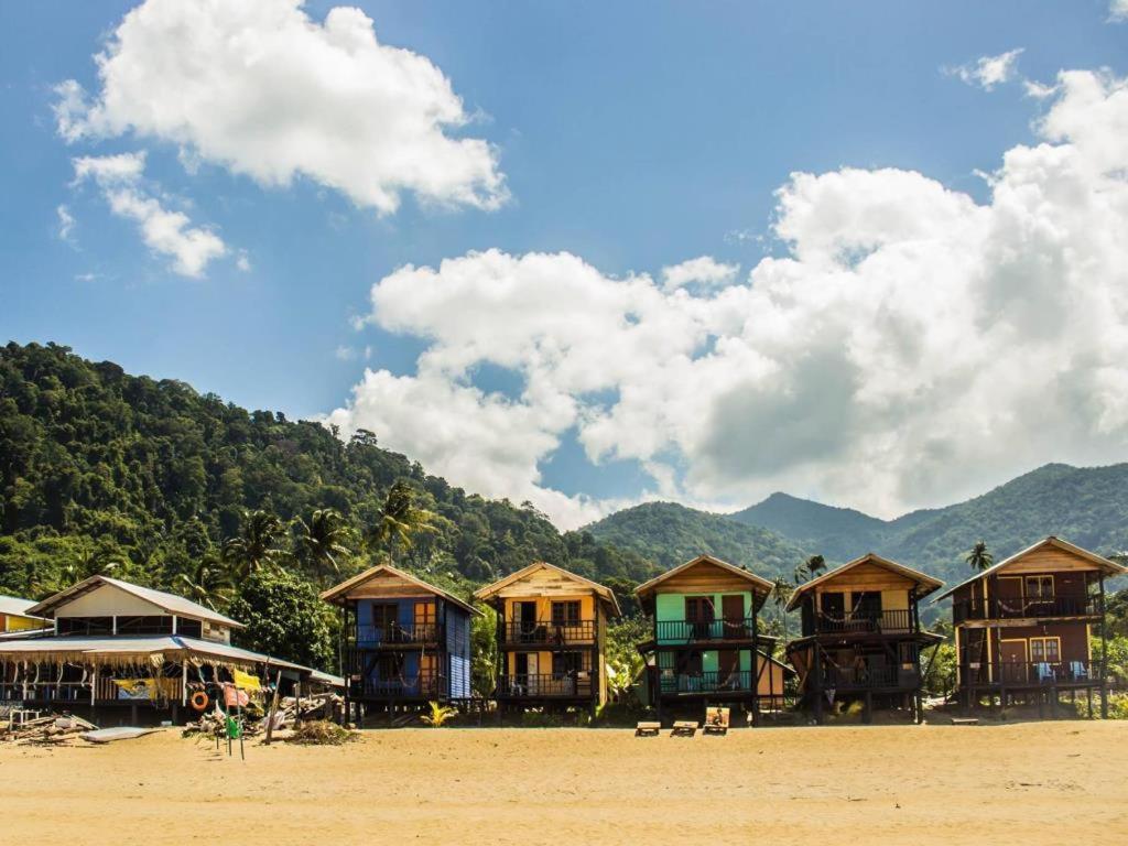 Beachfront Hut Upstairs Astra - Beach Shack Chalet Kampong Juara Ngoại thất bức ảnh