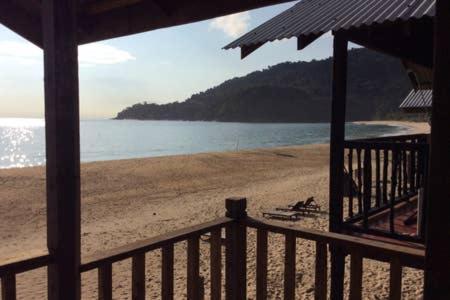 Beachfront Hut Upstairs Astra - Beach Shack Chalet Kampong Juara Ngoại thất bức ảnh
