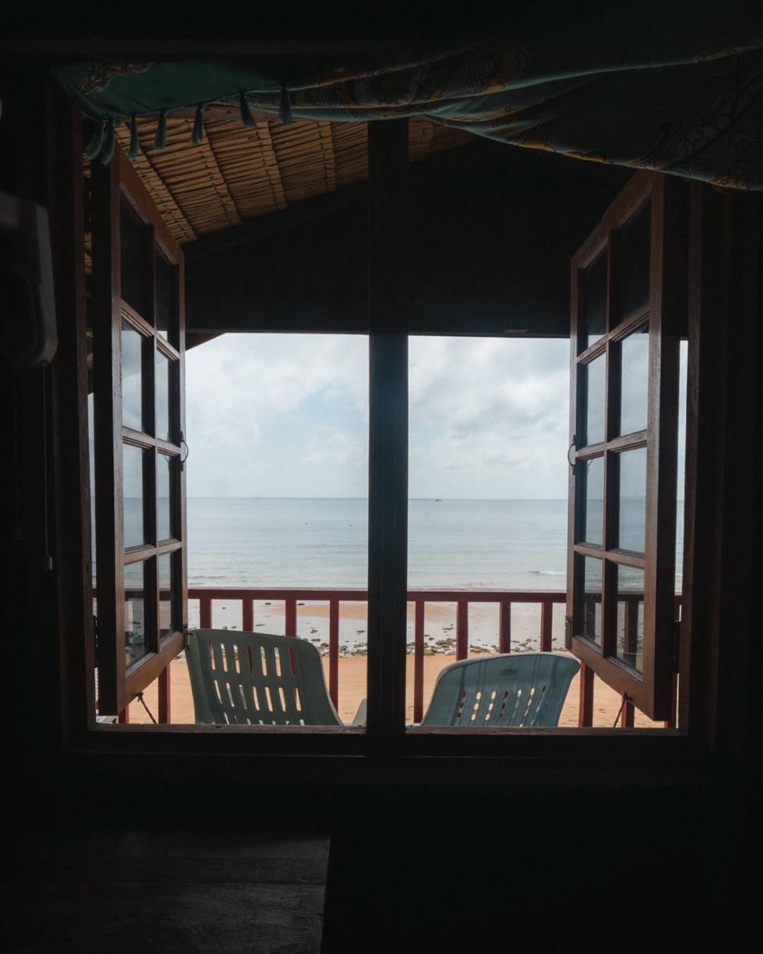 Beachfront Hut Upstairs Astra - Beach Shack Chalet Kampong Juara Ngoại thất bức ảnh